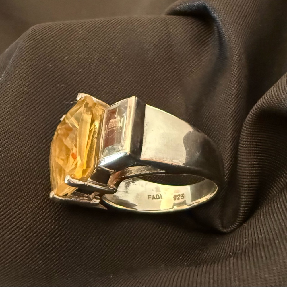 Beautiful vintage ring-excellent lightlyused condition.Center stone Warm Citrine